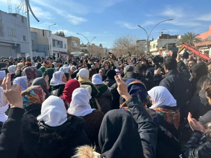 الآلاف من أهالي شمال كردستان يحتشدون في نصيبين نصرةً لروج آفا