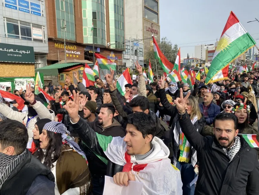 الآلاف من أهالي السليمانية يتظاهرون دعماً لمقاومة روج آفا