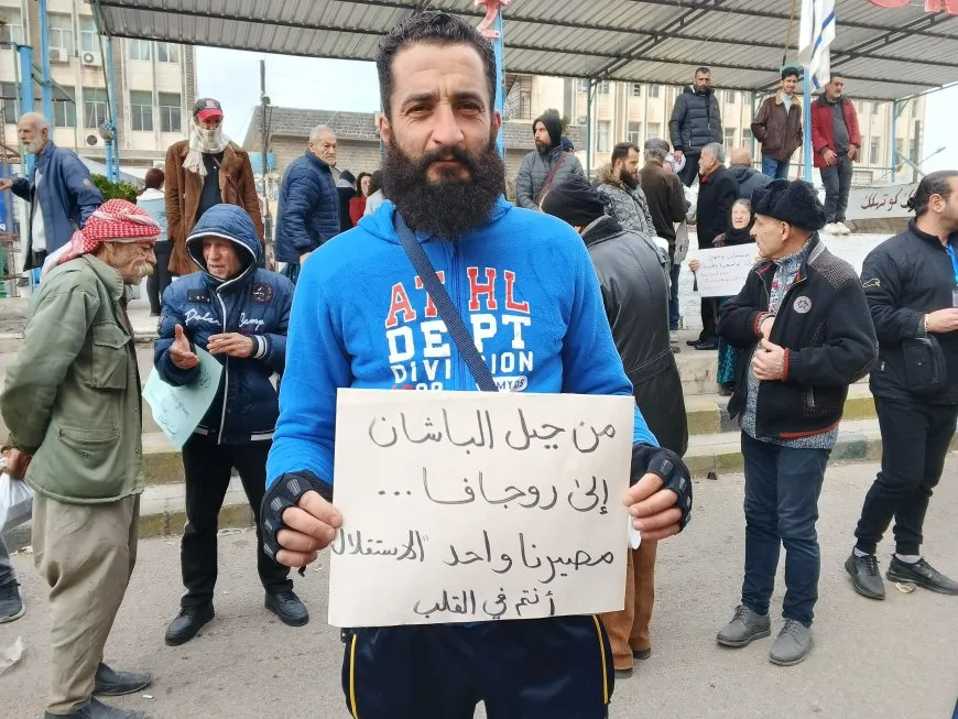 وقفة تضامنية في السويداء مع أهالي روج آفا ضد هجمات مرتزقة الحكومة المؤقتة