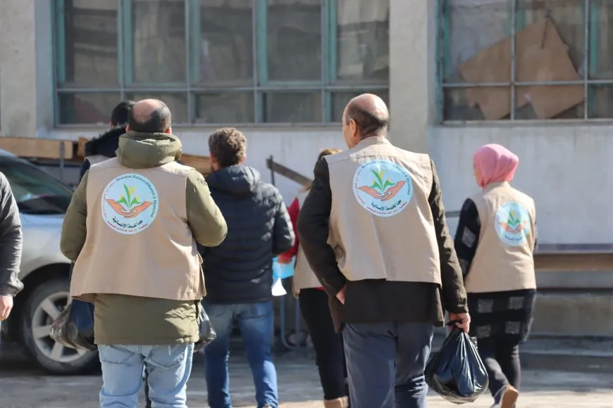 توزيع وجبات غذائية على المهجّرين