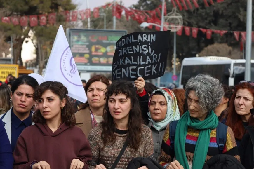 مبادرة نسائية في تركيا تطالب بوقف الهجمات على روج آفا وفتح معبر كوباني
