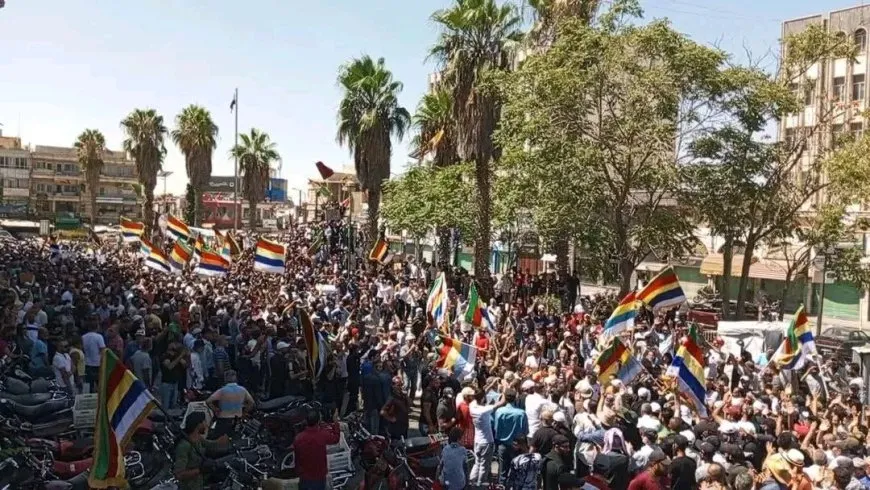 آلاف المتظاهرين في السويداء يطالبون بحق تقرير المصير