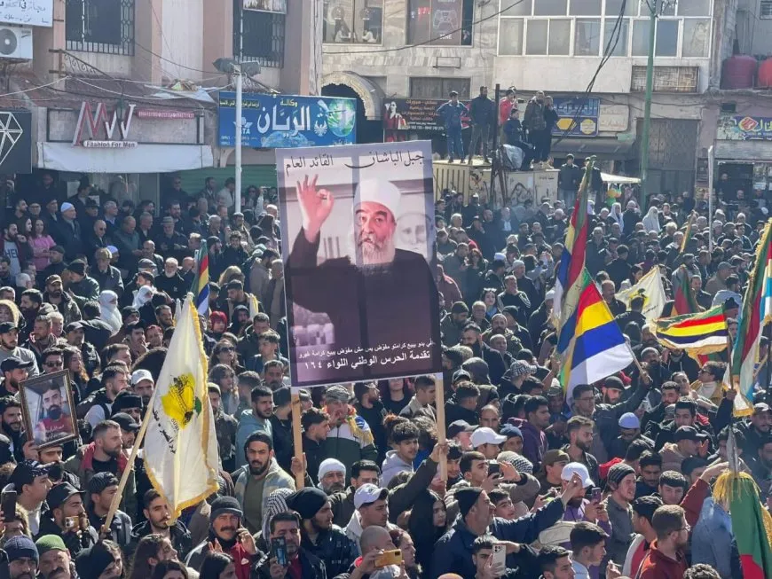 آلاف المتظاهرين في السويداء يطالبون بحق تقرير المصير