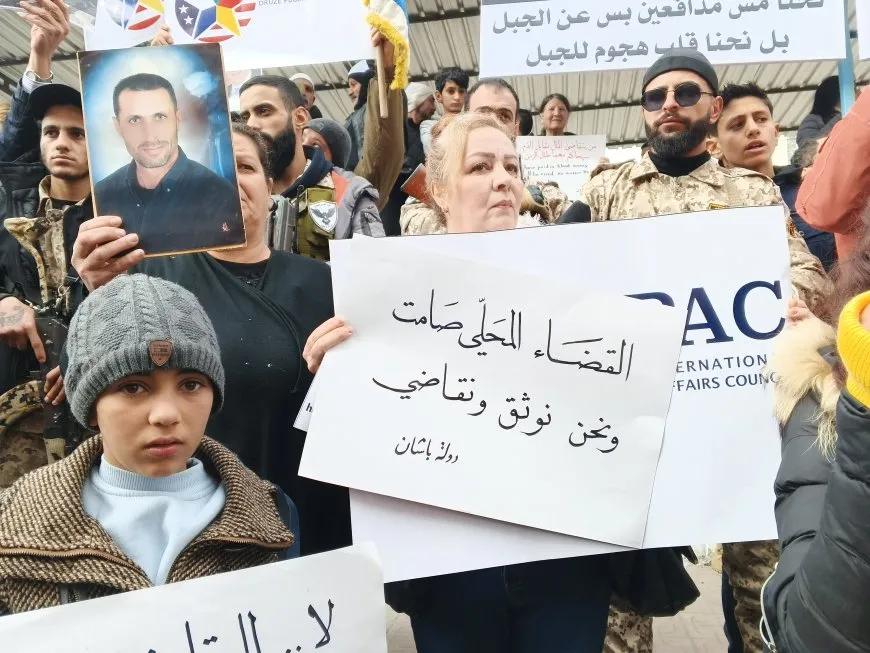آلاف المتظاهرين في السويداء يطالبون بحق تقرير المصير
