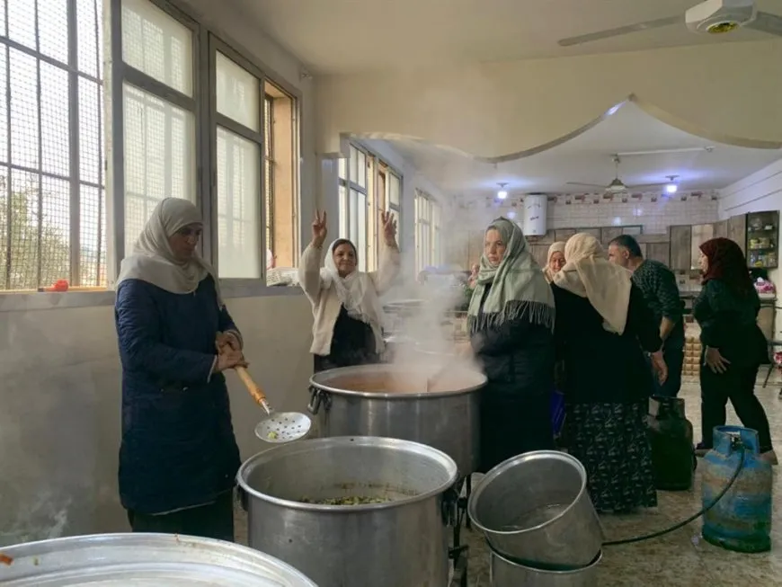 بروح التضامن والتكاتف.. الأمهات يُعدِدن الطعام للمقاتلين
