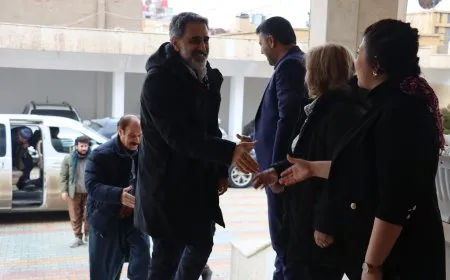 وفد من الفنانين والمثقفين الكردستانيين يزورون الإدارة الذاتية دعماً للمقاومة