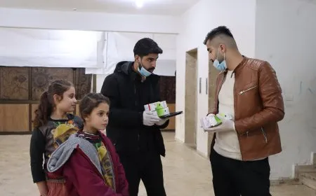 أطباء وطلاب وطالبات يتعاونون لعلاج المهجرين المرضى