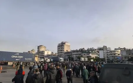 احتجاجات في اللاذقية على خلفية فصل عمال المرفأ