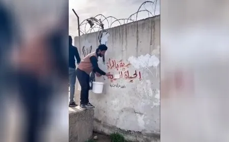 إزالة شعارات داعمة لحقوق المرأة في الطبقة تثير جدلاً
