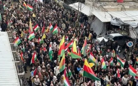 "لماذا يتحد الأعداء ولا نتحد نحن؟".. دعوة إلى مظلة وطنية كردية