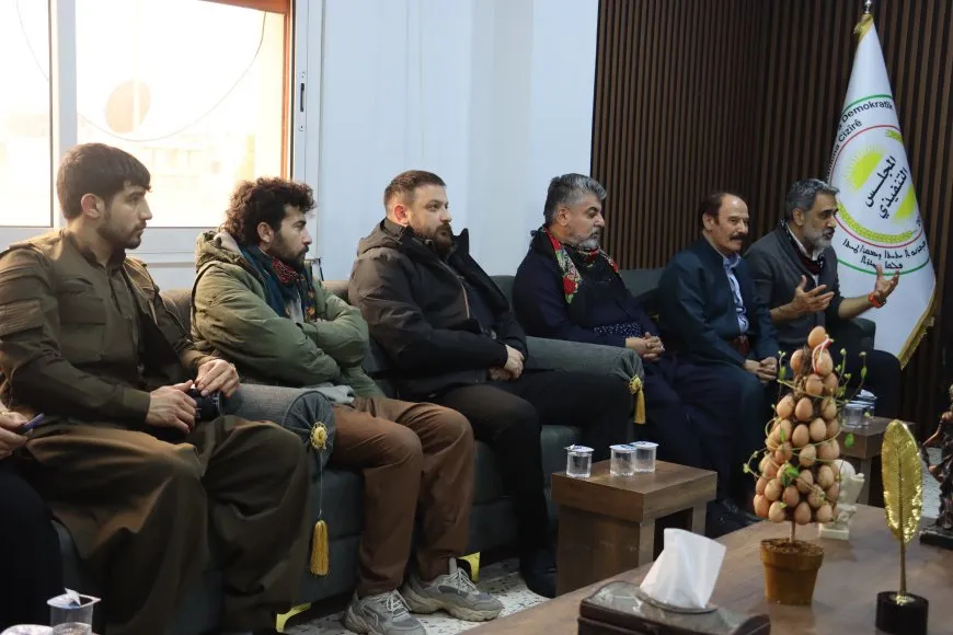 وفد من الفنانين والمثقفين الكردستانيين يزورون الإدارة الذاتية دعماً للمقاومة