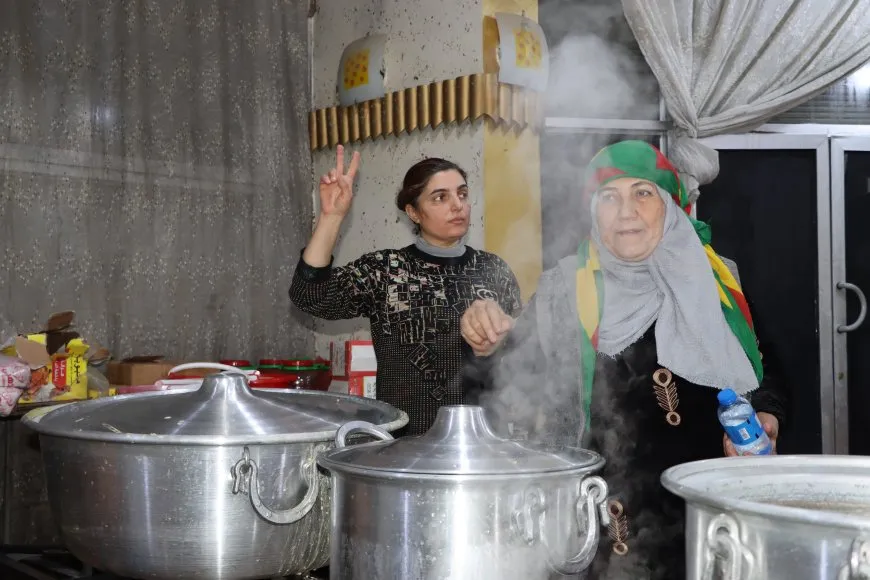 أمهات يجهزن الطعام للمقاتلين والمقاتلات على الجبهات