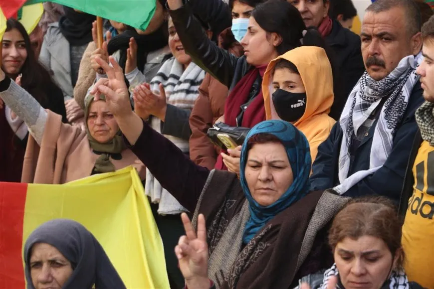 آلاف الحناجر في عامودا والدرباسية تهتف لمقاومة روج آفا 