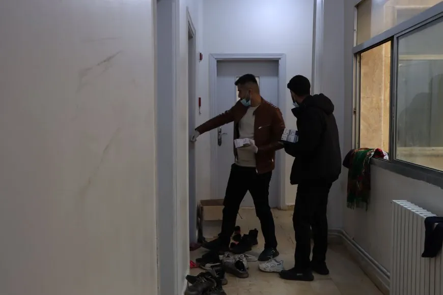 أطباء وطلاب وطالبات يتعاونون لعلاج المهجرين المرضى