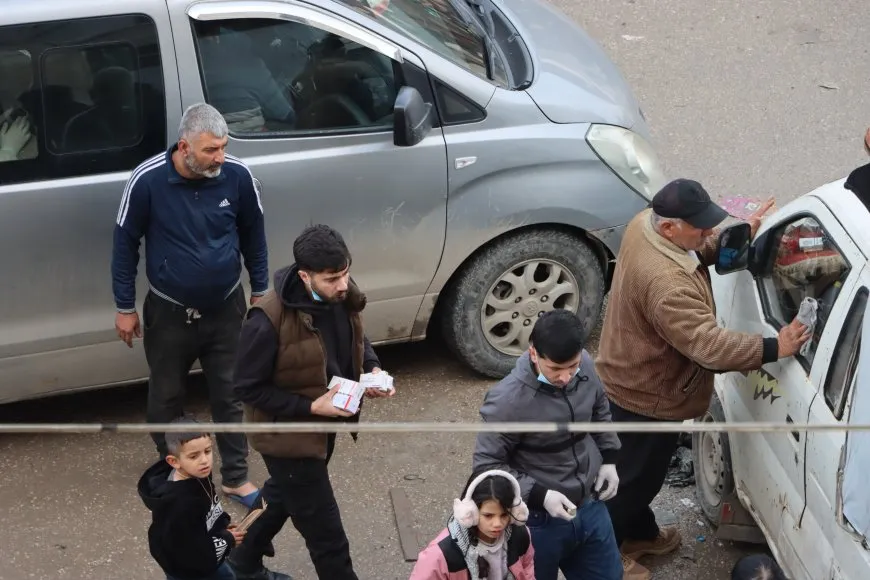 أطباء وطلاب وطالبات يتعاونون لعلاج المهجرين المرضى