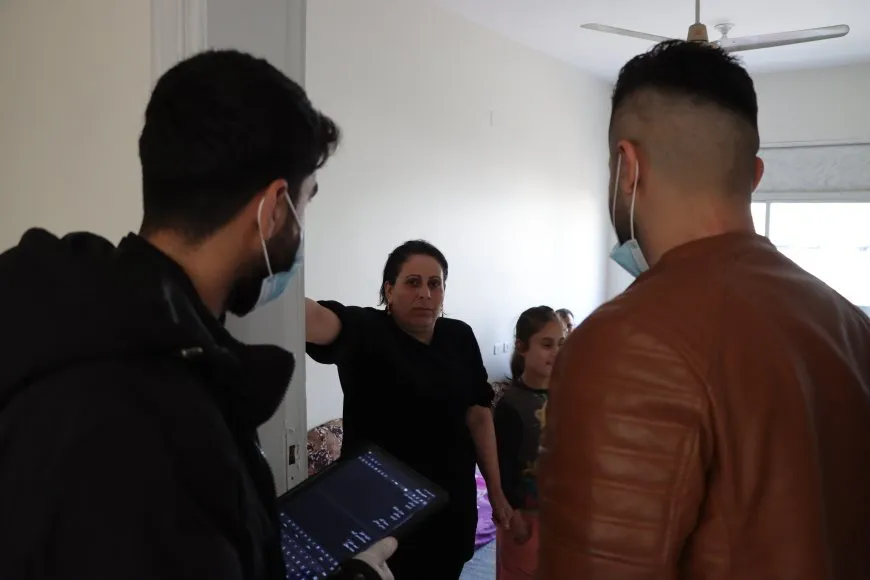 أطباء وطلاب وطالبات يتعاونون لعلاج المهجرين المرضى