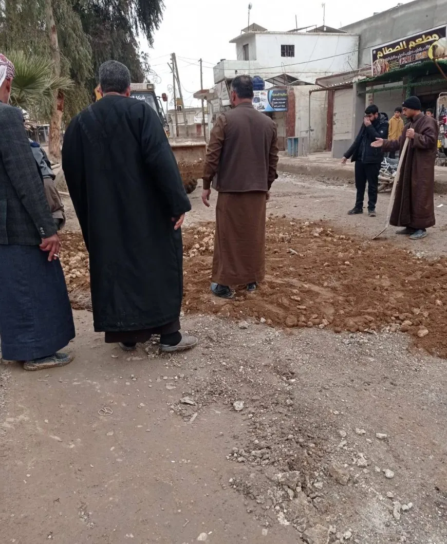 أهالي تل أبيض يردمون الحفر وتركيا ومرتزقتها يردمون الخدمات