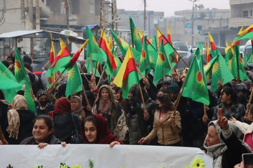 النساء في كوباني يخرجن في مسيرة دفاعاً عن مكتسبات ثورة المرأة