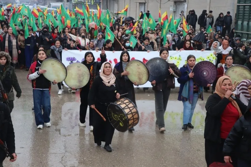 النساء في كوباني يخرجن في مسيرة دفاعاً عن مكتسبات ثورة المرأة