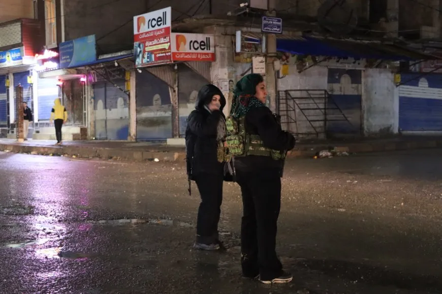 لضمان أمن ذويهم شبان وشابات في المناطق الكردية بسوريا يتناوبون على الحراسة