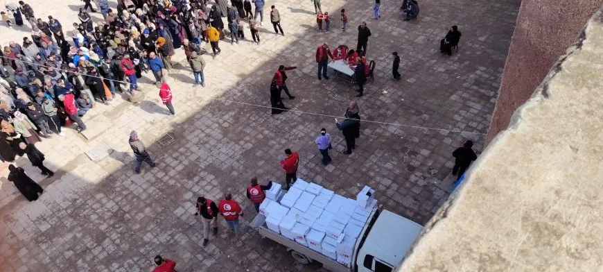 توزيع المساعدات الإنسانية على المهجّرين في مدينة الحسكة