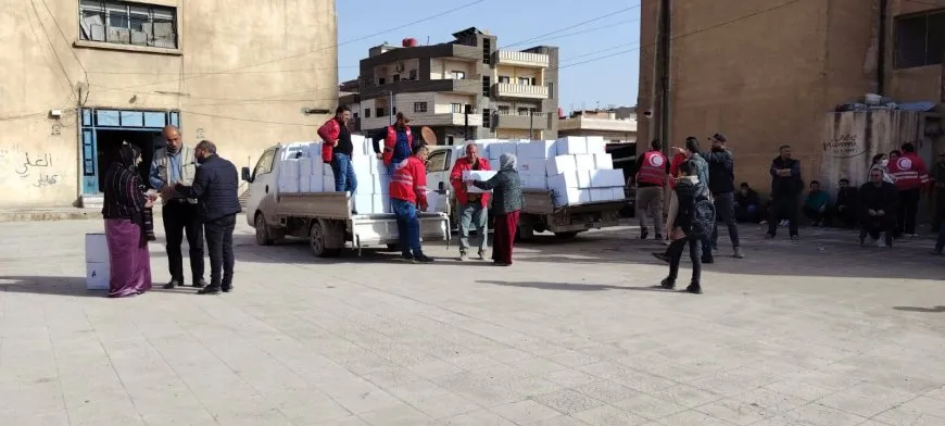 توزيع المساعدات الإنسانية على المهجّرين في مدينة الحسكة
