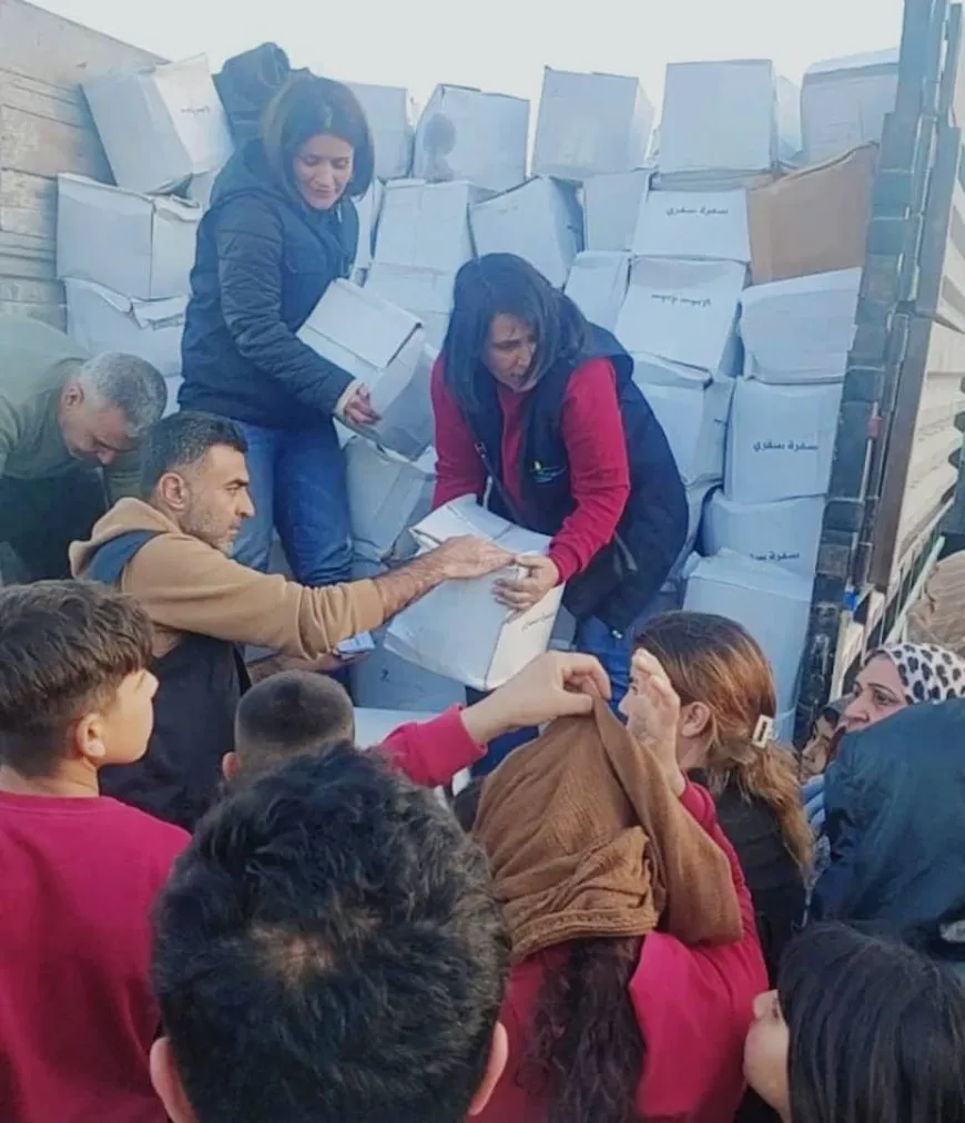 توزيع المساعدات الإنسانية على الأهالي في كوباني المحاصرة