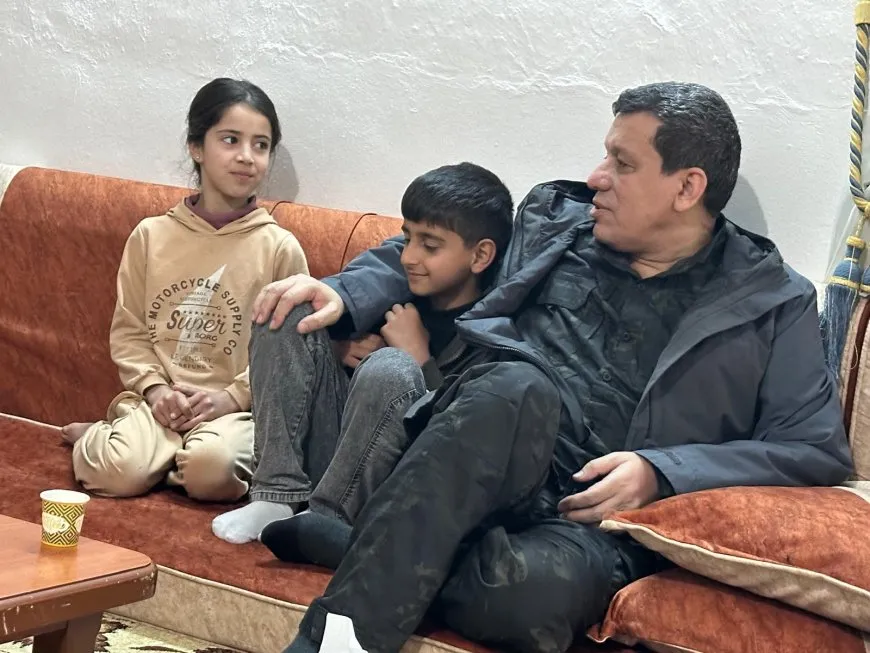 مظلوم عبدي يزور عائلة الشهيد هاشم ديرك 