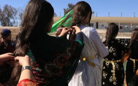لوحة بشرية وضفر جدائل في فعالية إحياء اليوم العالمي للمرأة في الحسكة
