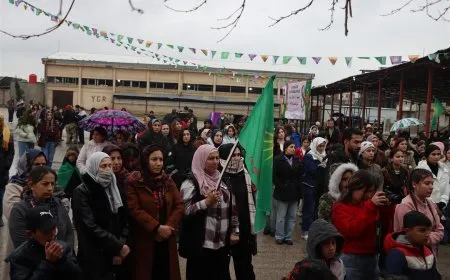 خلال وقفة.. نساء من ديرك يؤكدن حماية مكتسبات المرأة
