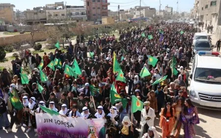 تجمّع جماهيري في كوباني بمناسبة 8 آذار للمطالبة بإطلاق سراح الأسرى