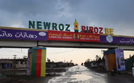 يافطة “Newroz Pîroz Be” تزين جسر القطار في قامشلو احتفالاً بقدوم نوروز