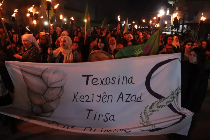 النساء في قامشلو وديرك يحيين الـ 8 من آذار بمسيرة مشاعل
