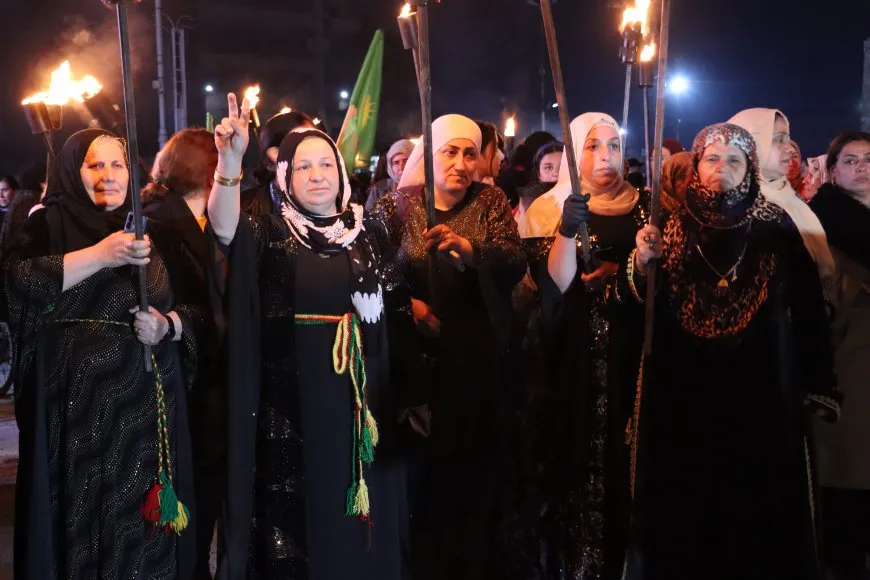 النساء في قامشلو وديرك يحيين الـ 8 من آذار بمسيرة مشاعل
