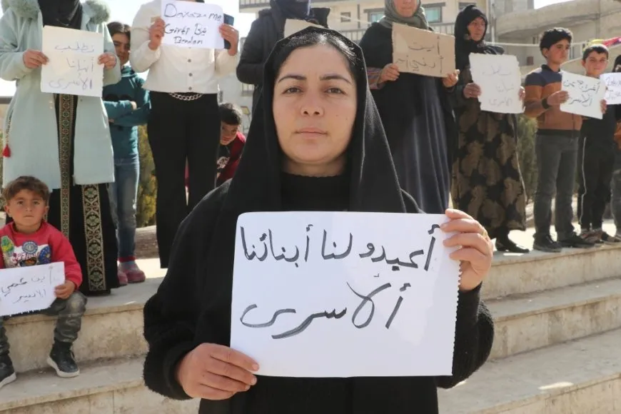عائلات أسرى مقاتلي كوباني تطالب الحكومة المؤقتة بالإفراج عن أبنائها