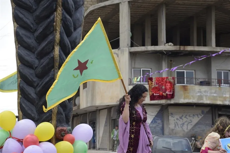 نصب تمثال "الضفيرة" في الدرباسية بمناسبة اليوم العالمي للمرأة
