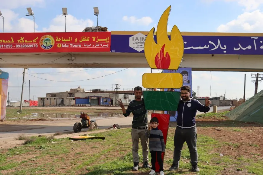 يافطة “Newroz Pîroz Be” تزين جسر القطار في قامشلو احتفالاً بقدوم نوروز
