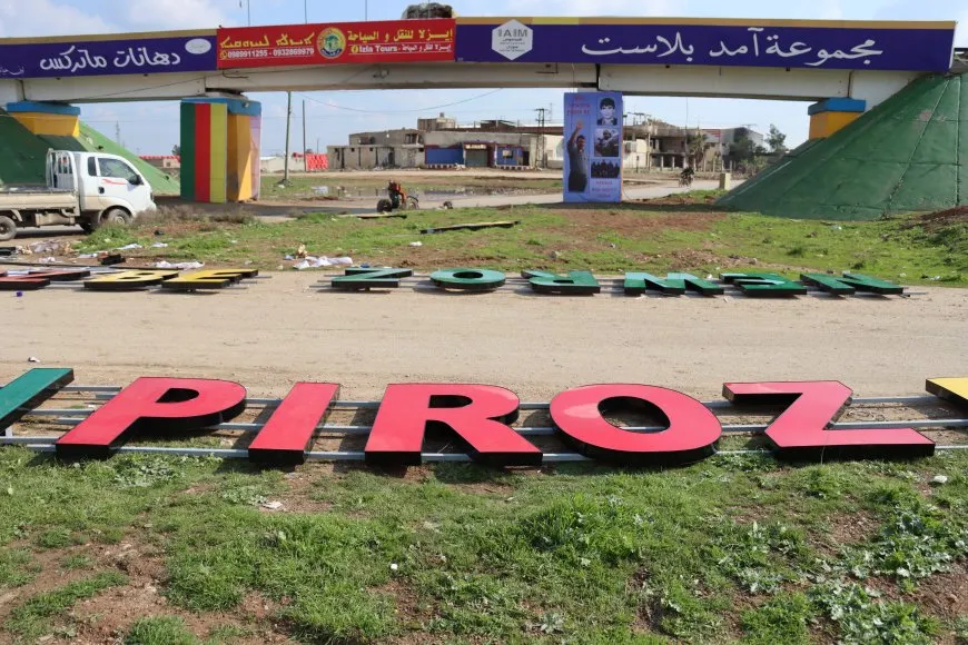 يافطة “Newroz Pîroz Be” تزين جسر القطار في قامشلو احتفالاً بقدوم نوروز