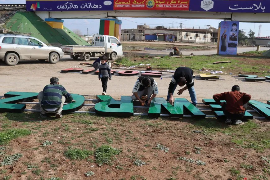 يافطة “Newroz Pîroz Be” تزين جسر القطار في قامشلو احتفالاً بقدوم نوروز