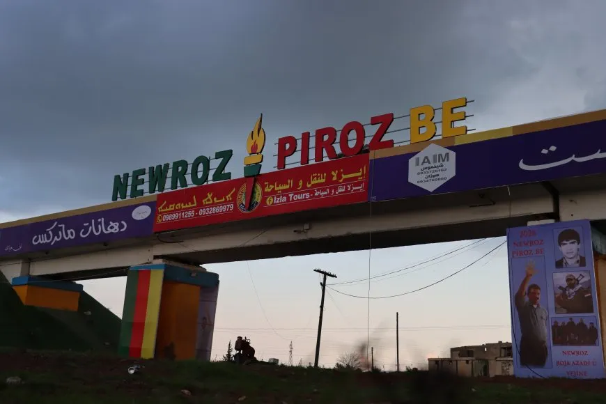 يافطة “Newroz Pîroz Be” تزين جسر القطار في قامشلو احتفالاً بقدوم نوروز