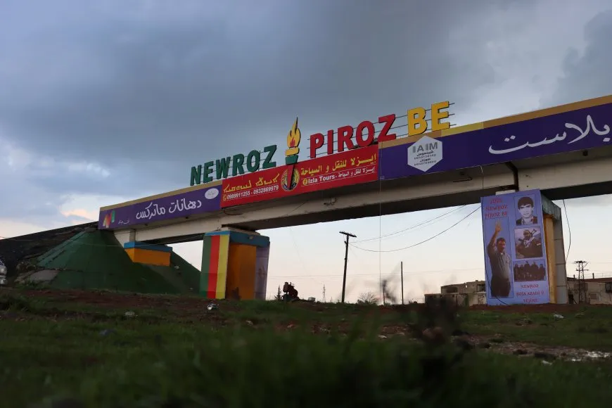 يافطة “Newroz Pîroz Be” تزين جسر القطار في قامشلو احتفالاً بقدوم نوروز