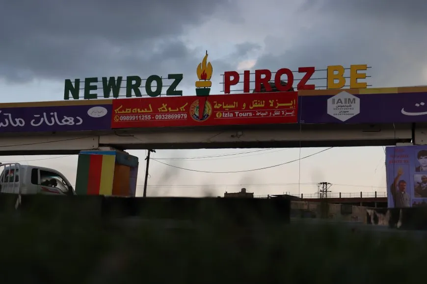 يافطة “Newroz Pîroz Be” تزين جسر القطار في قامشلو احتفالاً بقدوم نوروز