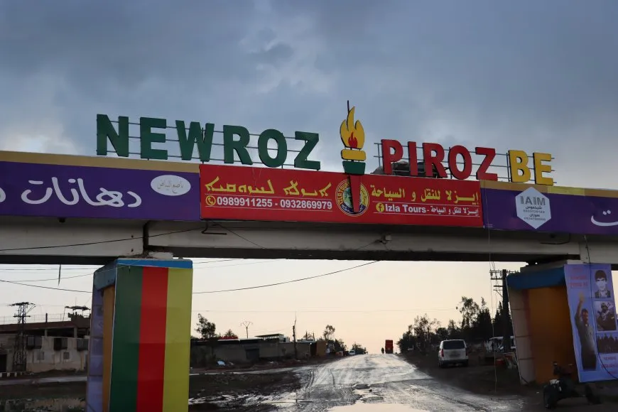يافطة “Newroz Pîroz Be” تزين جسر القطار في قامشلو احتفالاً بقدوم نوروز