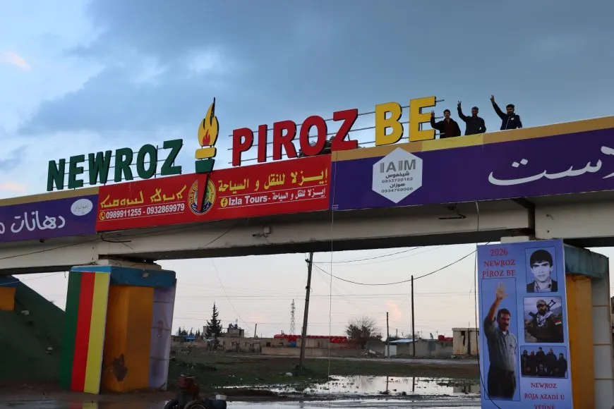 يافطة “Newroz Pîroz Be” تزين جسر القطار في قامشلو احتفالاً بقدوم نوروز