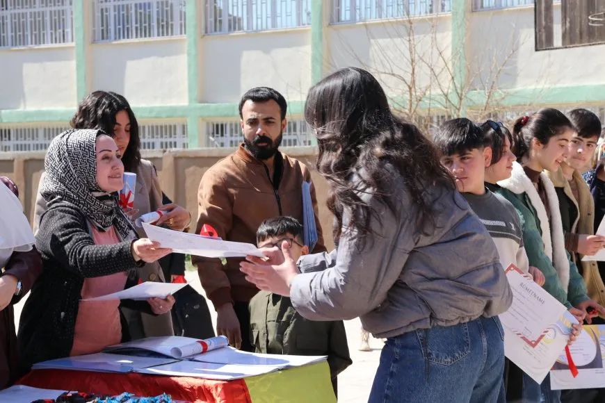 توزيع الجلاء المدرسي على طلبة الجزيرة