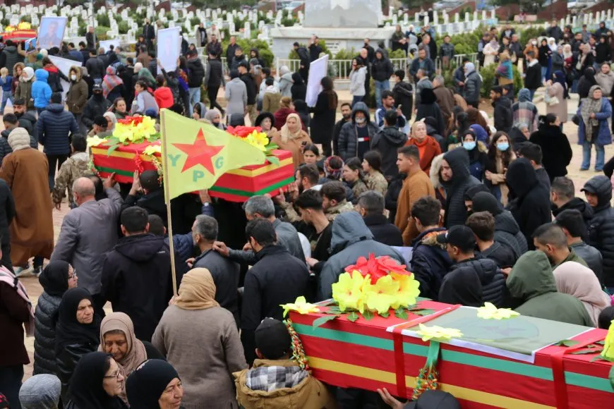 أهالي قامشلو يشيّعون جثامين 7 شهداء في مزار الشهيد دليل ساروخان