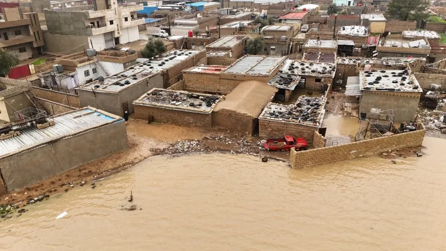 بالصور والفيديو.. الأمطار الغزيرة تشكل بحيرات في حي الجمعاية