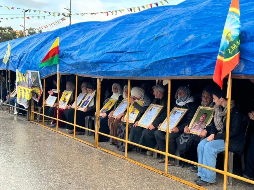 تقديم واجب العزاء لذوي عشرة شهداء في كوباني