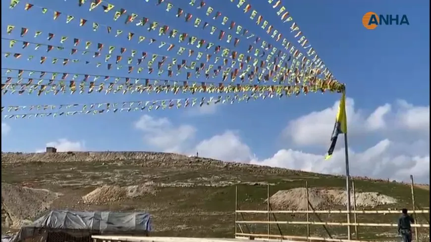 تزيين ساحة الاحتفال بنوروز في كوباني
