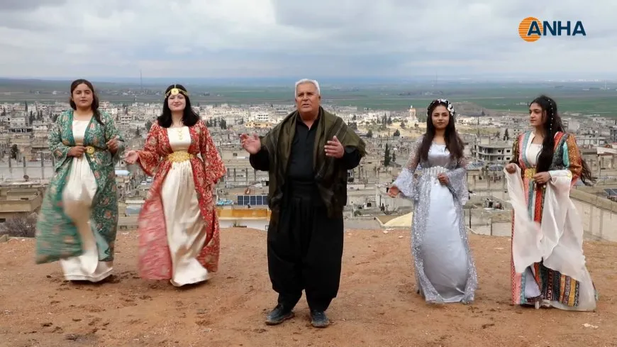 تزيين ساحة الاحتفال بنوروز في كوباني